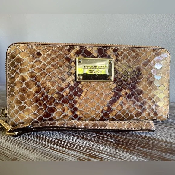 Michael Kors Zip Wallet - Picture 5 of 6